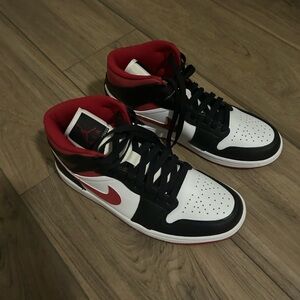 Air Jordan 1 mid Black gym red